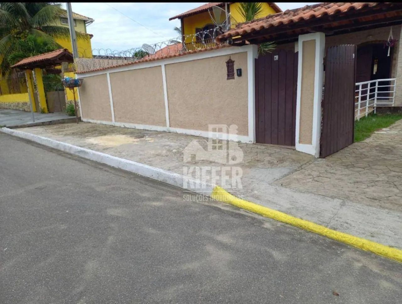 Casa com Varanda, 2 salas, 3quartos sendo 1 suíte Piscina e Churrasqueira