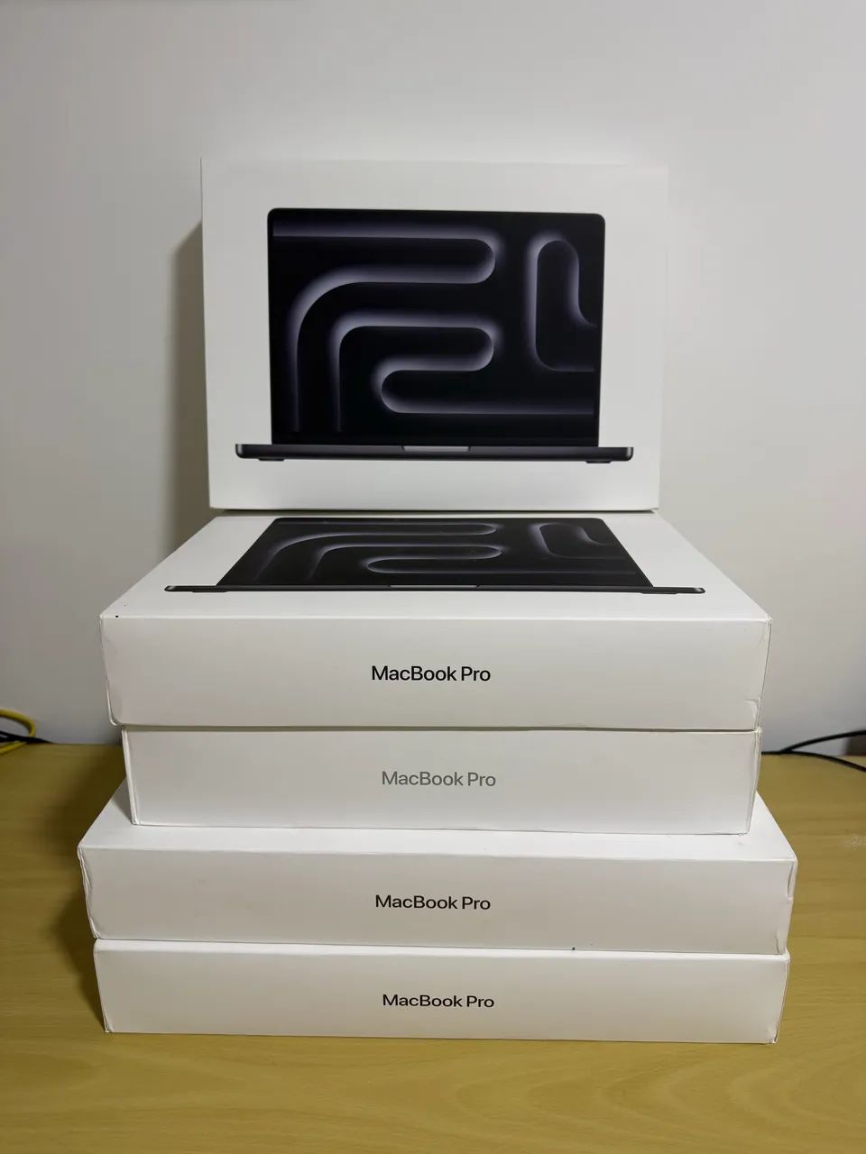 MacBook Pro M5 Max 18 cpu 32 gpu 36gb 2TB 14 2026