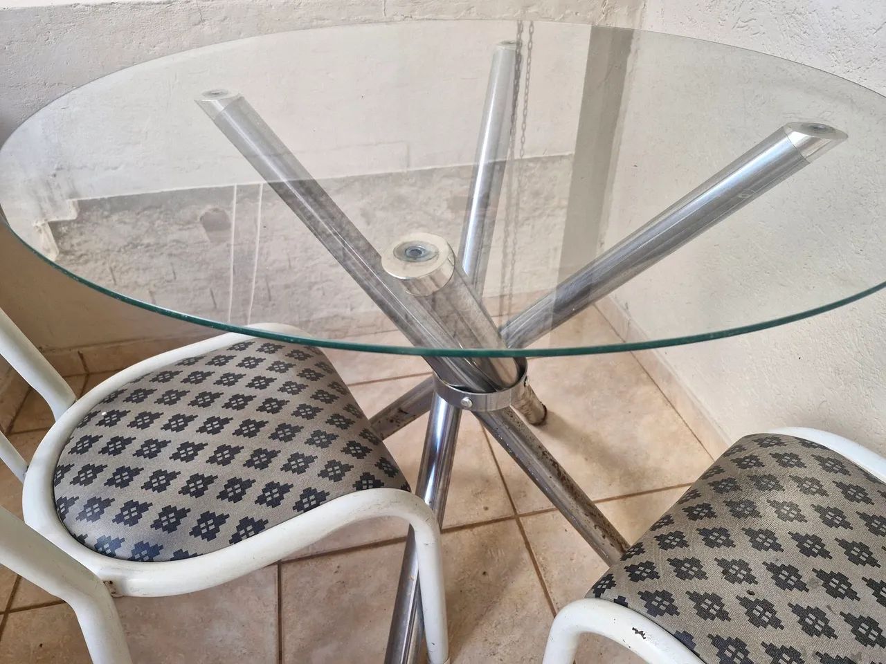 Mesa de vidro com 2 cadeiras - Foto 2