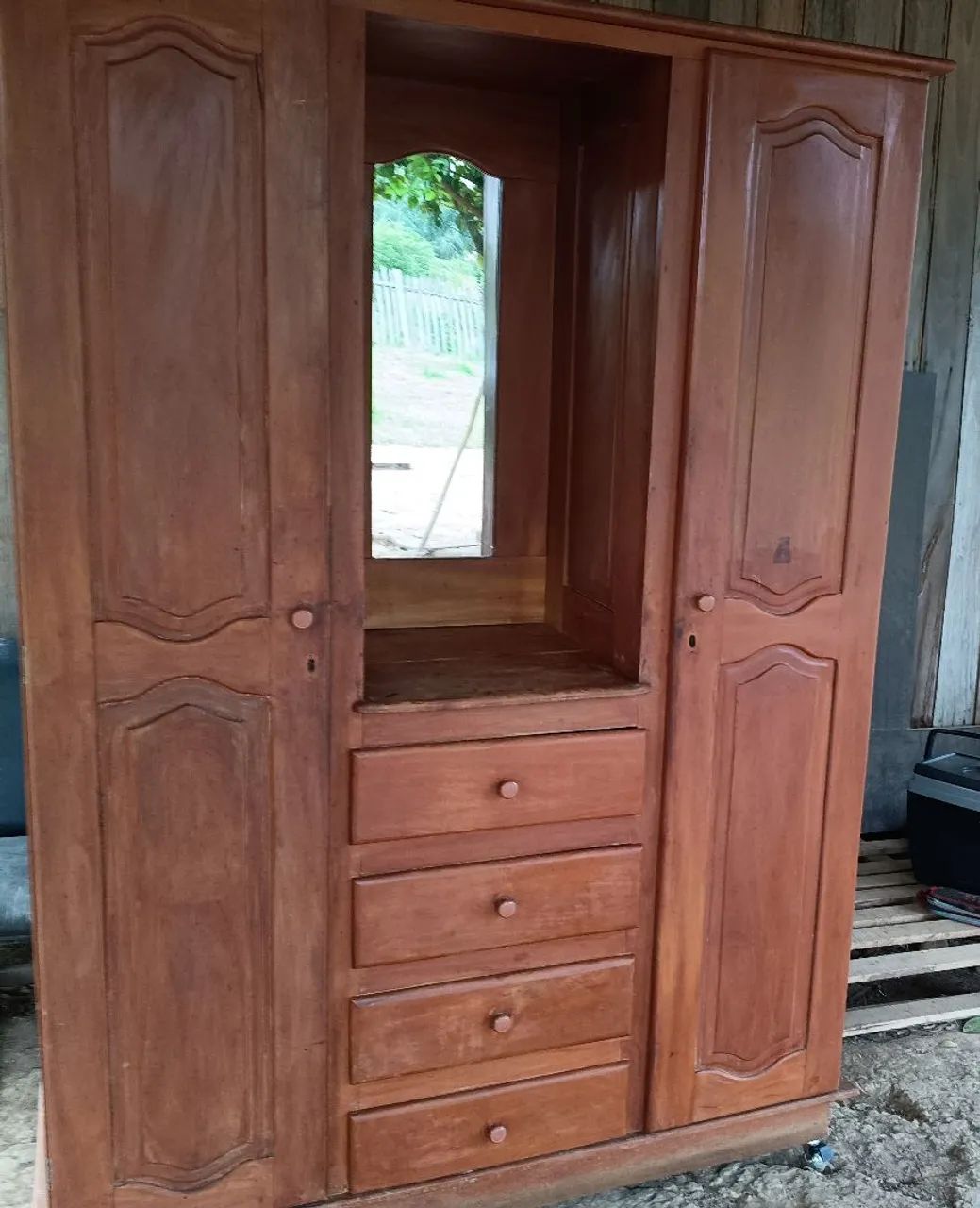 Guarda roupa de Madeira com espelho e rodinhas super conservado  - Foto 2