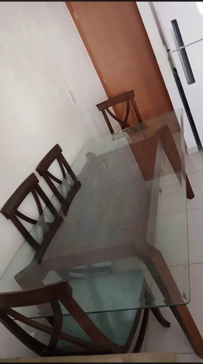 Vendo mesa de madeira com 6 cadeiras 