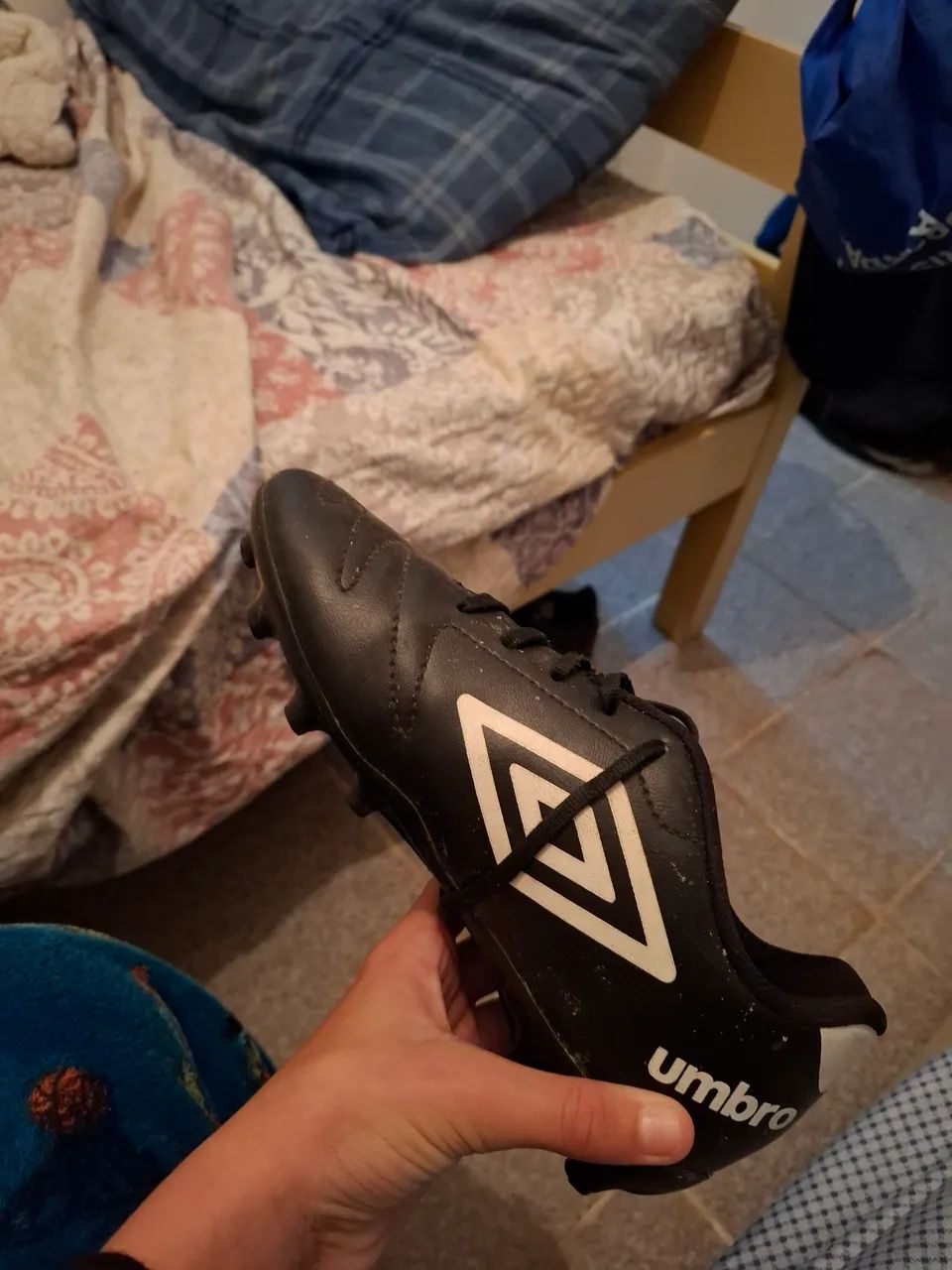 Chuteira umbro,  preta com branco  - Foto 2