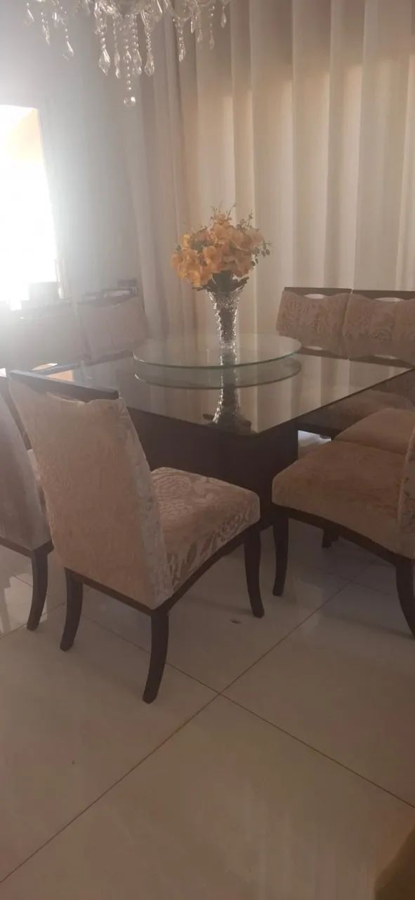 Mesa de Jantar com vidro giratório e 08 cadeiras