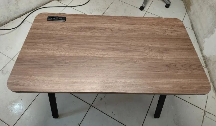 Mesa de escritório com pouco uso