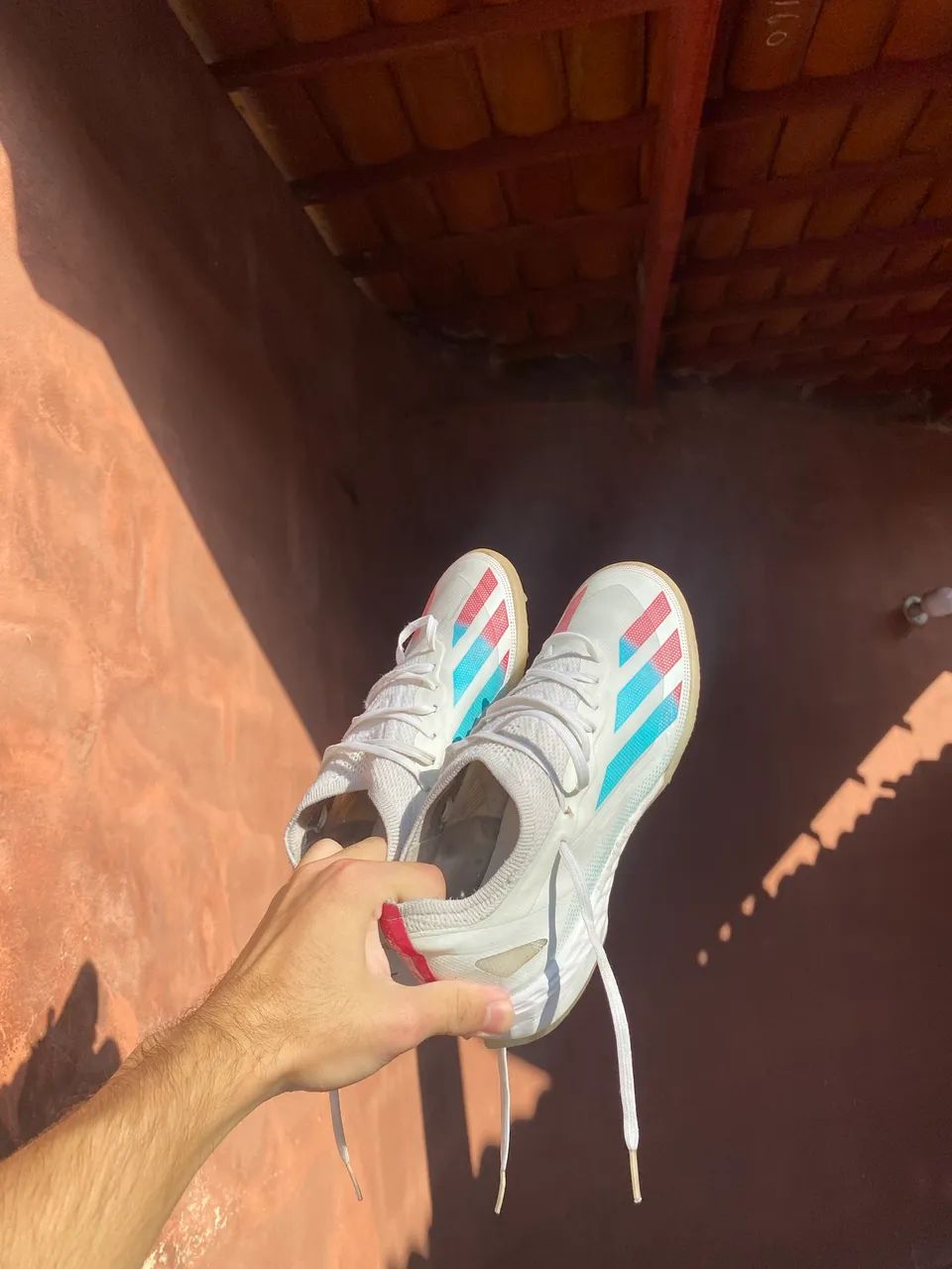 Chuteira Adidas X CrazyFast.1 Society na cor Branca com detalhes em Azul e Rosa (SEMINOVA) - Foto 6