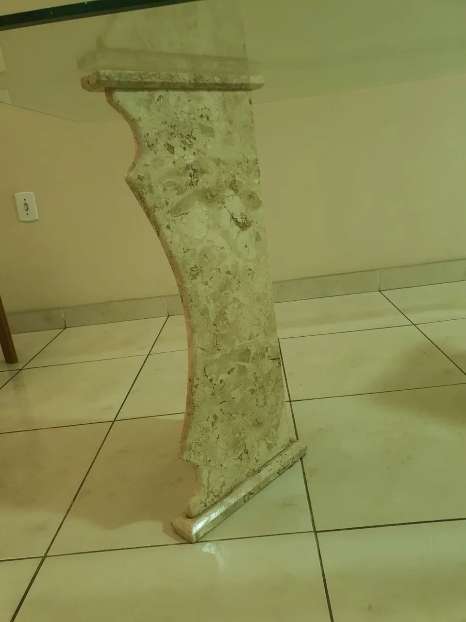 Mesa com pé de granito e tampo de vidro