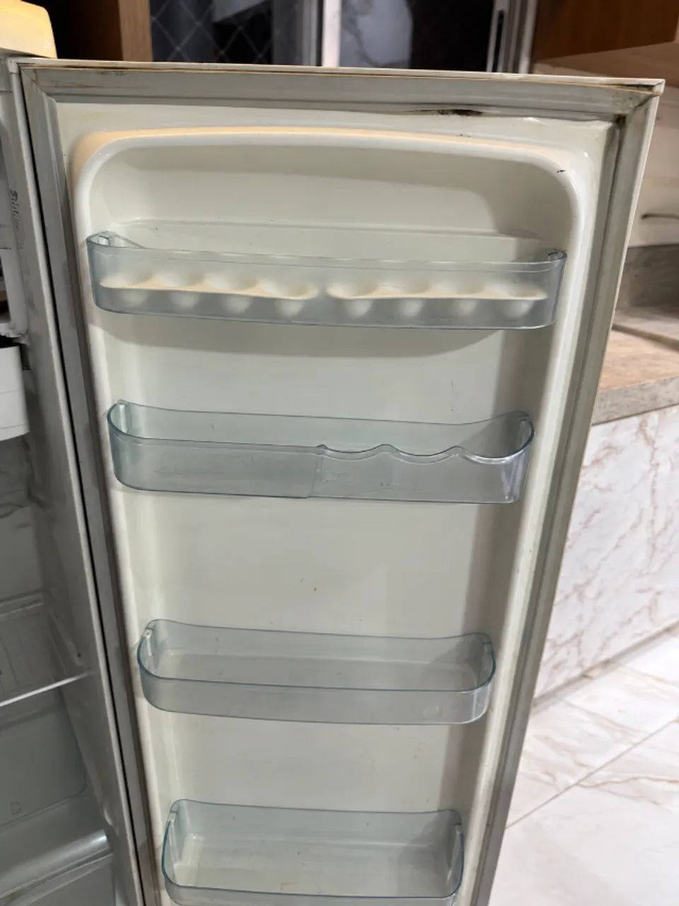 Electrolux, modelo RE28, com capacidade para 240 litros. - Foto 2