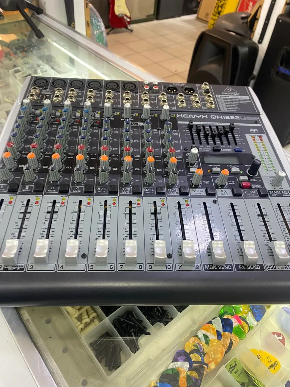 Mesa de som Behringer QX 1222 USB 