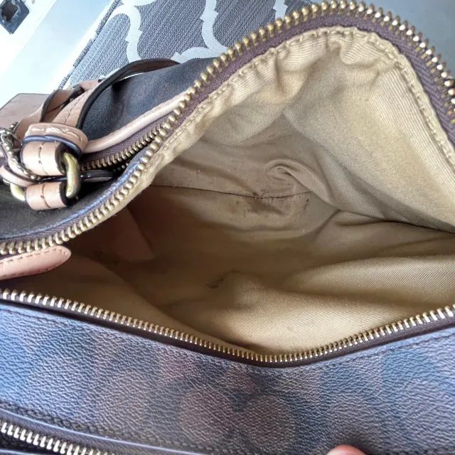 Bolsa coach monograma marrom e preta - Foto 5