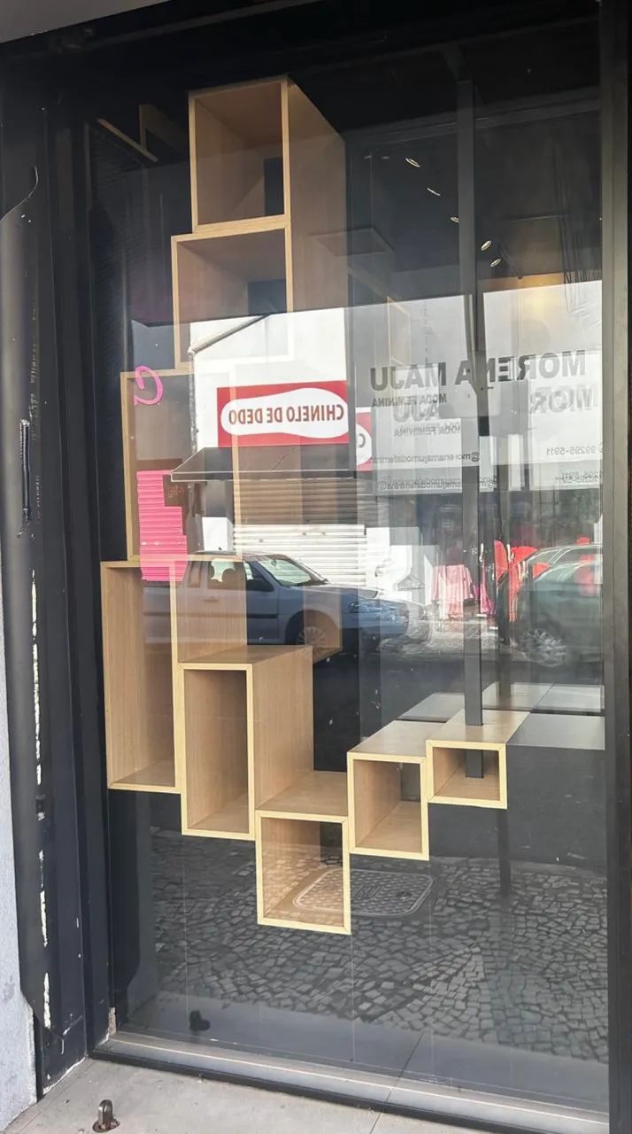 Estante colmeia projetada com suporte de TV - Foto 2