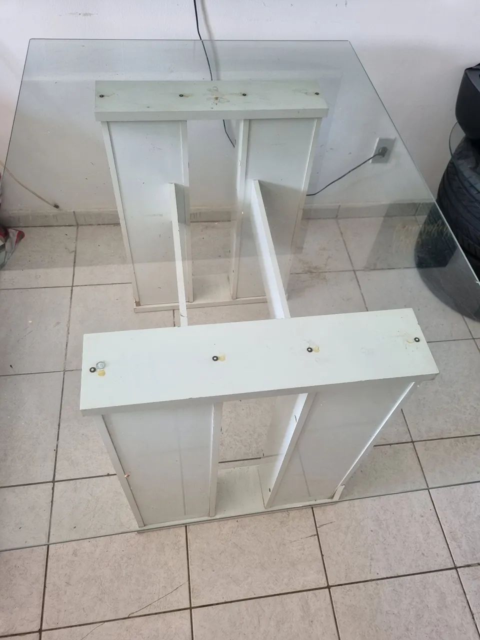 Mesa de jantar, com vidro incolor com a base branca - Foto 2