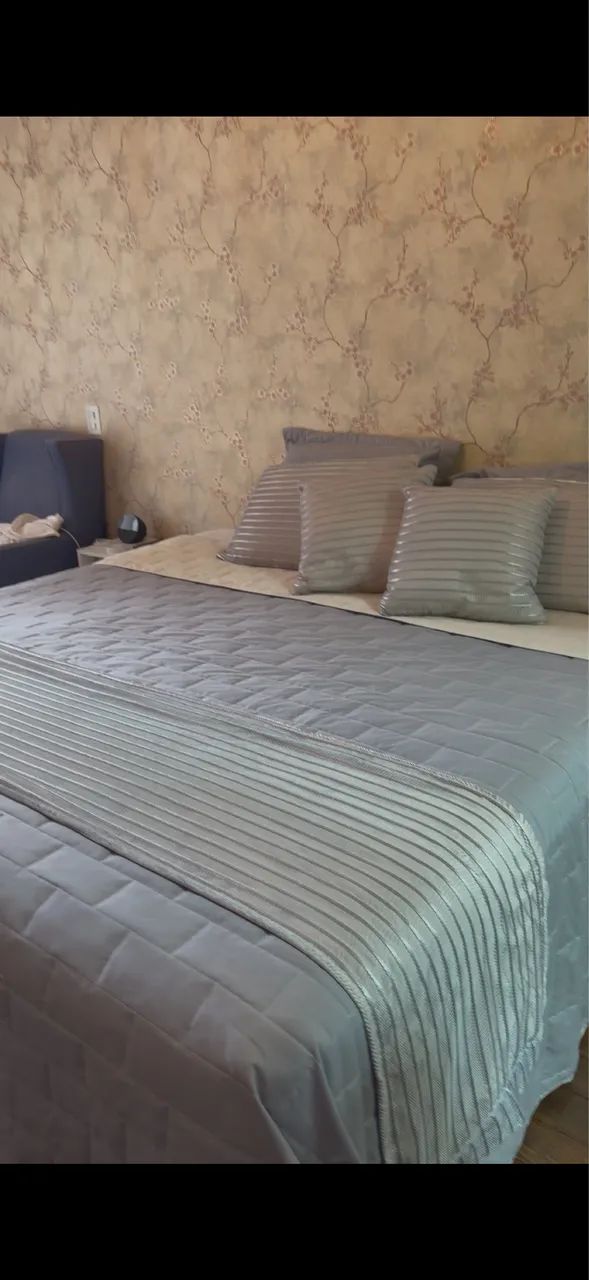 Cama King Size com pellow top acoplado