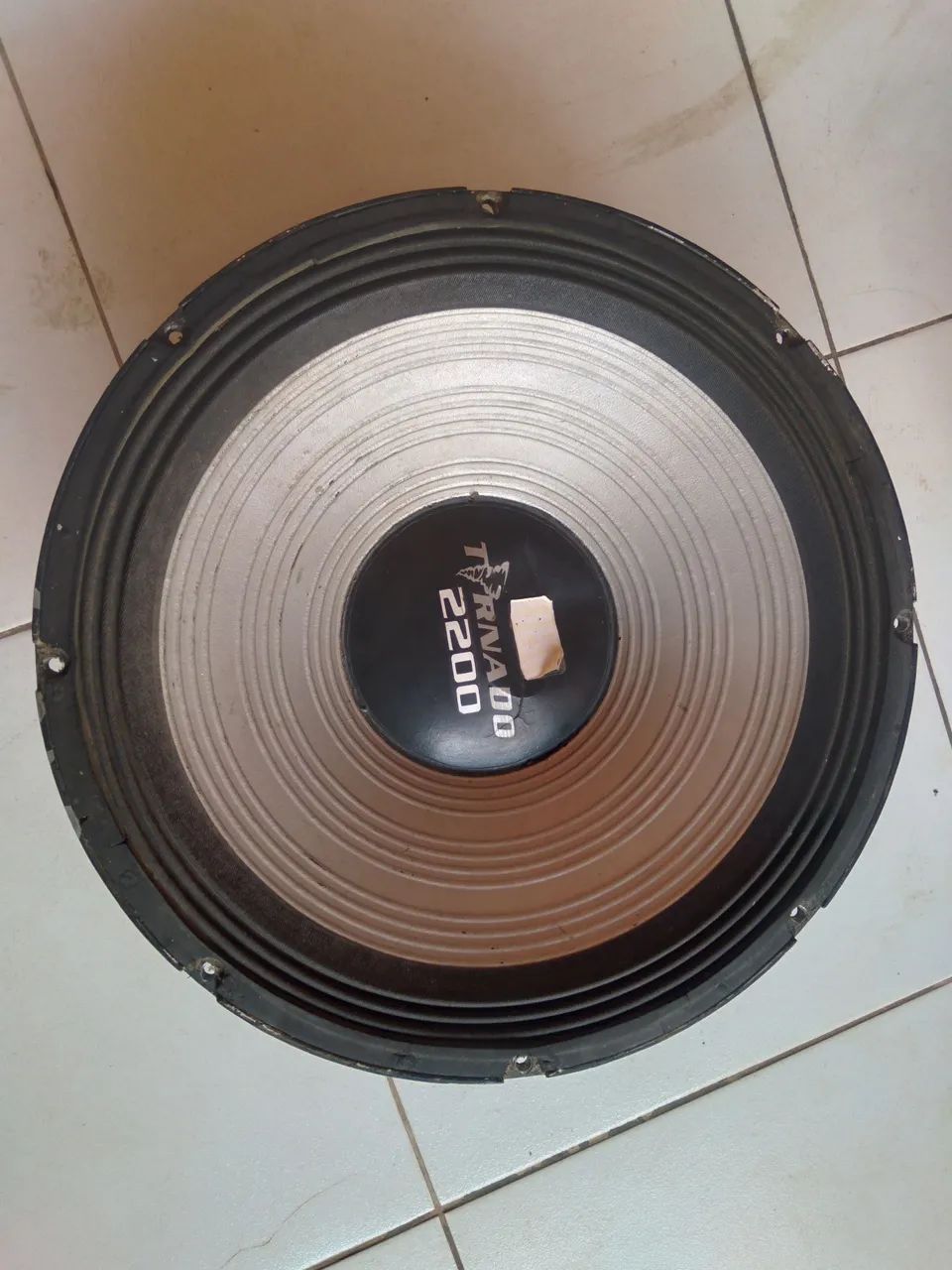Vende-se um grave de 18 tornado - Instrumentos musicais - Centro ...