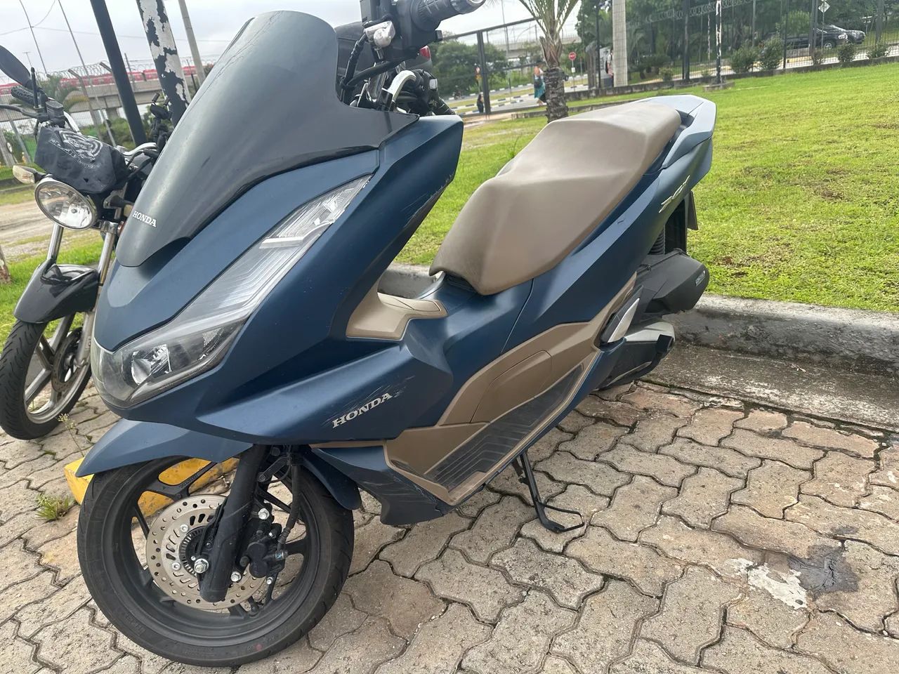 PCX com baixo, perfeita de mulher  - Foto 2
