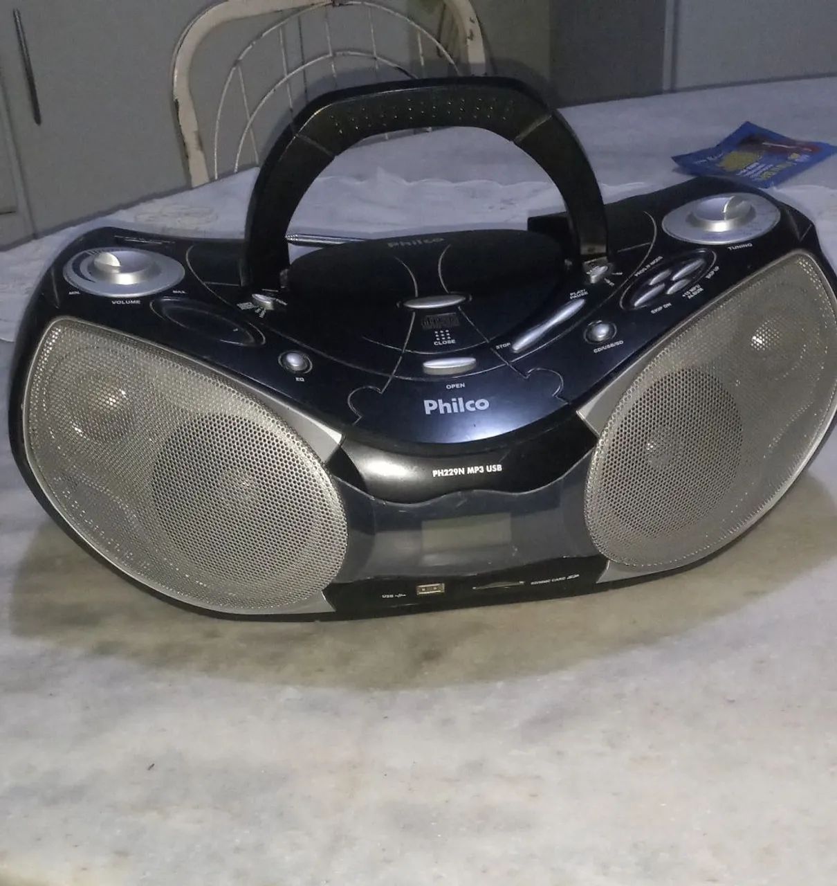 Vendo esse som, tem rádio e toca CDs. 