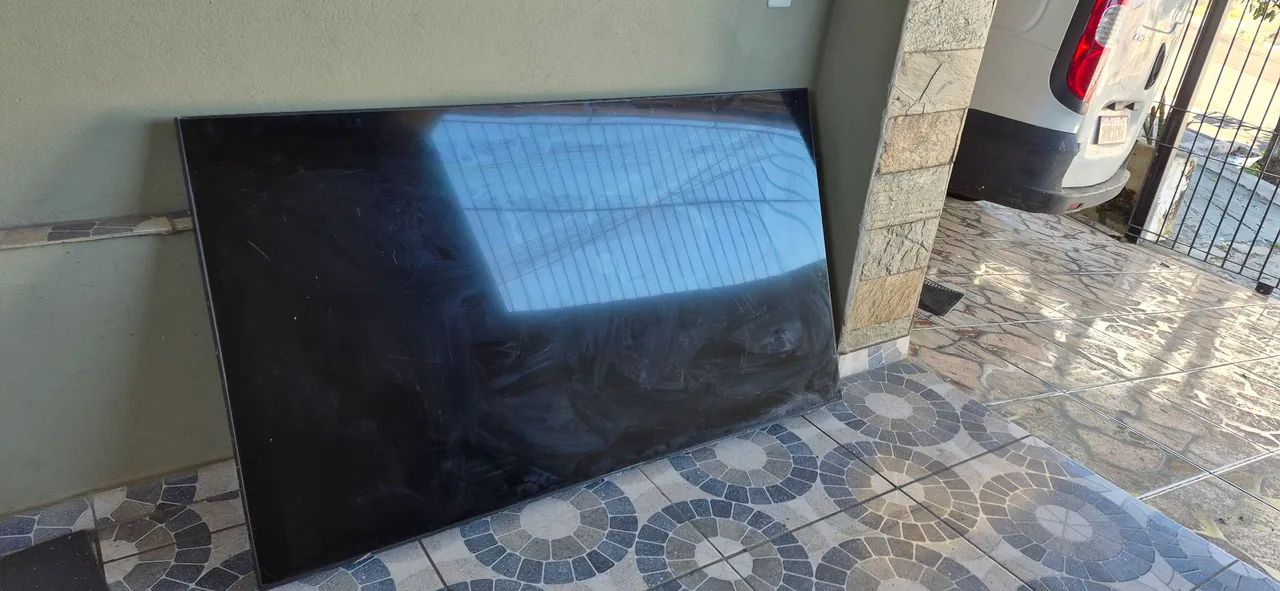 TV 65 polegadas com o display queimado e tela quebrada internamente, para retirada de peça