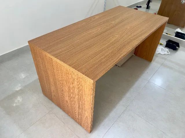 Mesa para escritório em MDF 160x70cm Louro Freijó com gaveteiro - Foto 5
