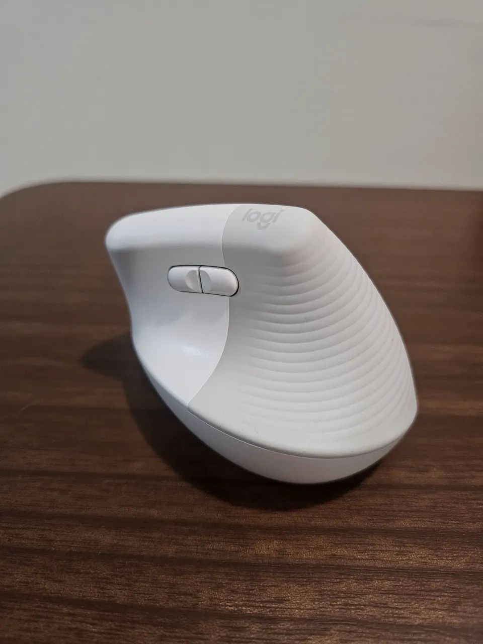 Mouse Ergonômico Vertical Logitech Lift Branco Sem Fio (Destro) - Foto 3