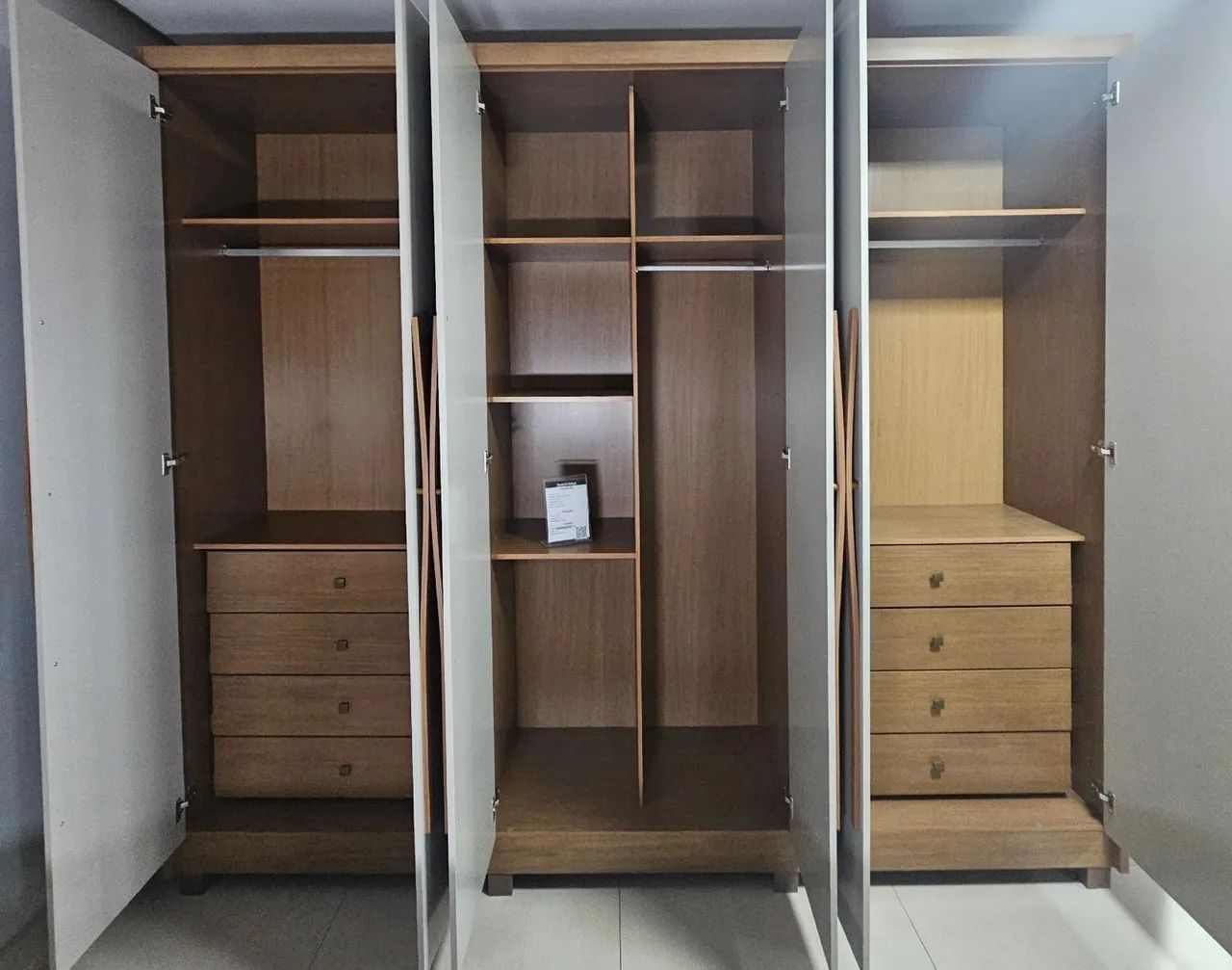Guarda roupa robusta 100%  MDF 2,76 largura - Foto 3