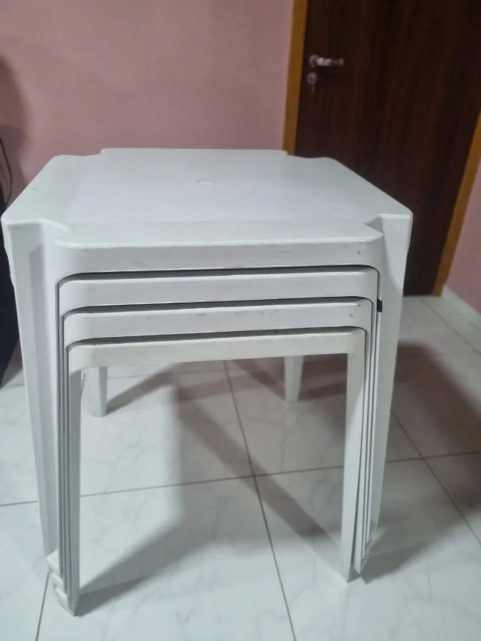 Conjunto mesa e cadeira de plástico branco ótimo estado - Foto 2