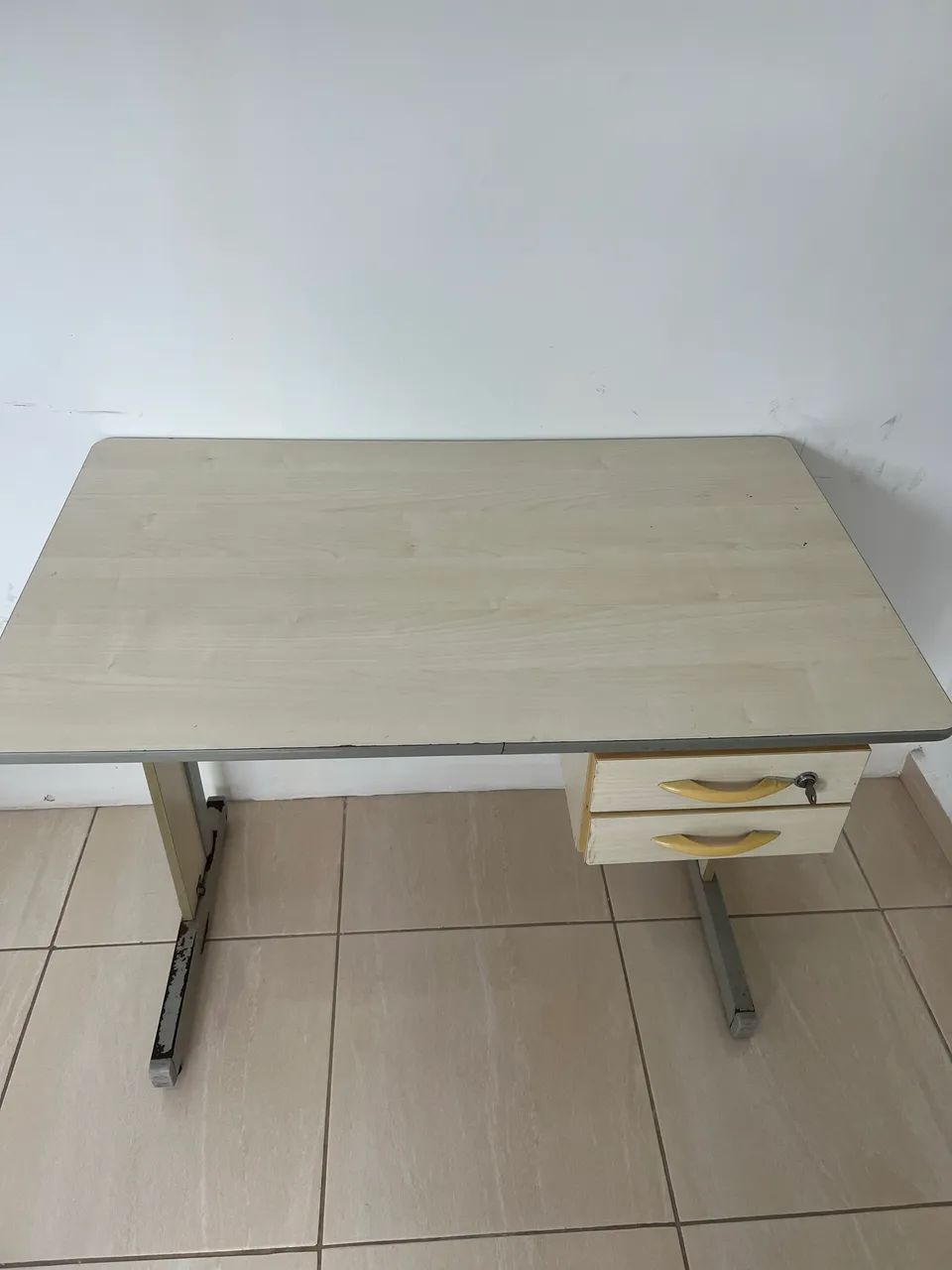 Mesa de Escritório / Escrivaninha com Gaveteiro e Chave (Ótimo Estado) - Foto 2