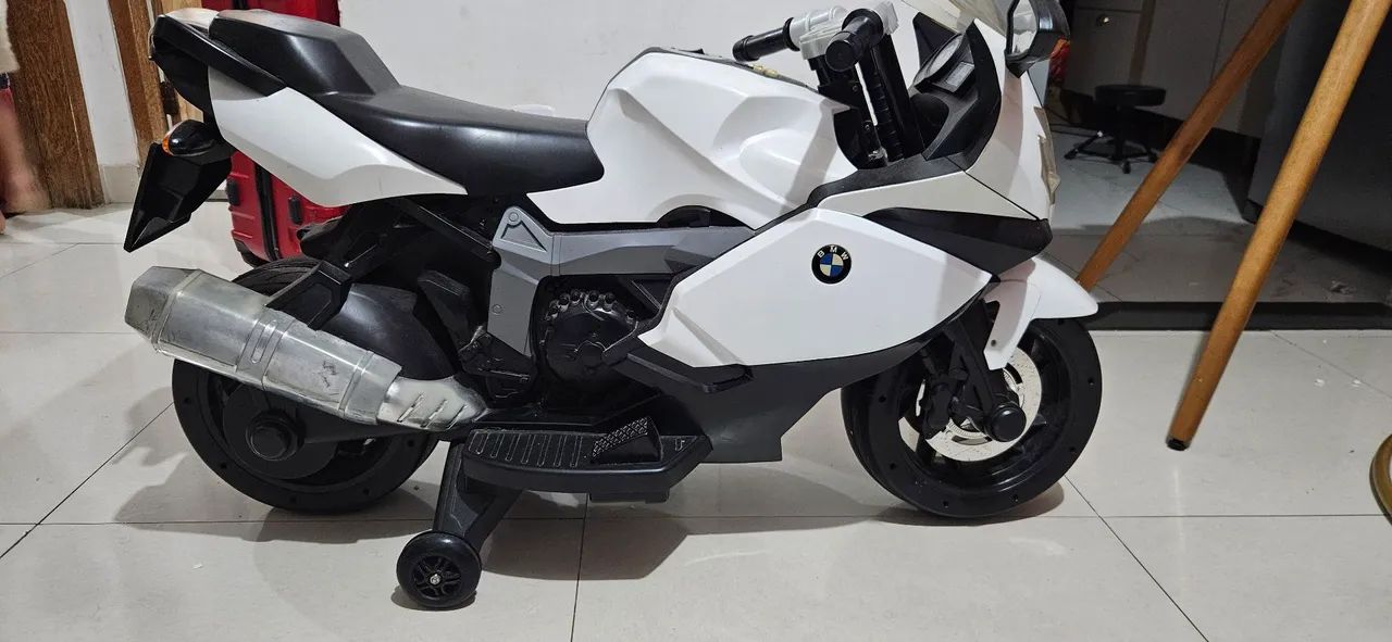 Vendo esta moto bmw infantil com alguns detalhes para conserto - Foto 5