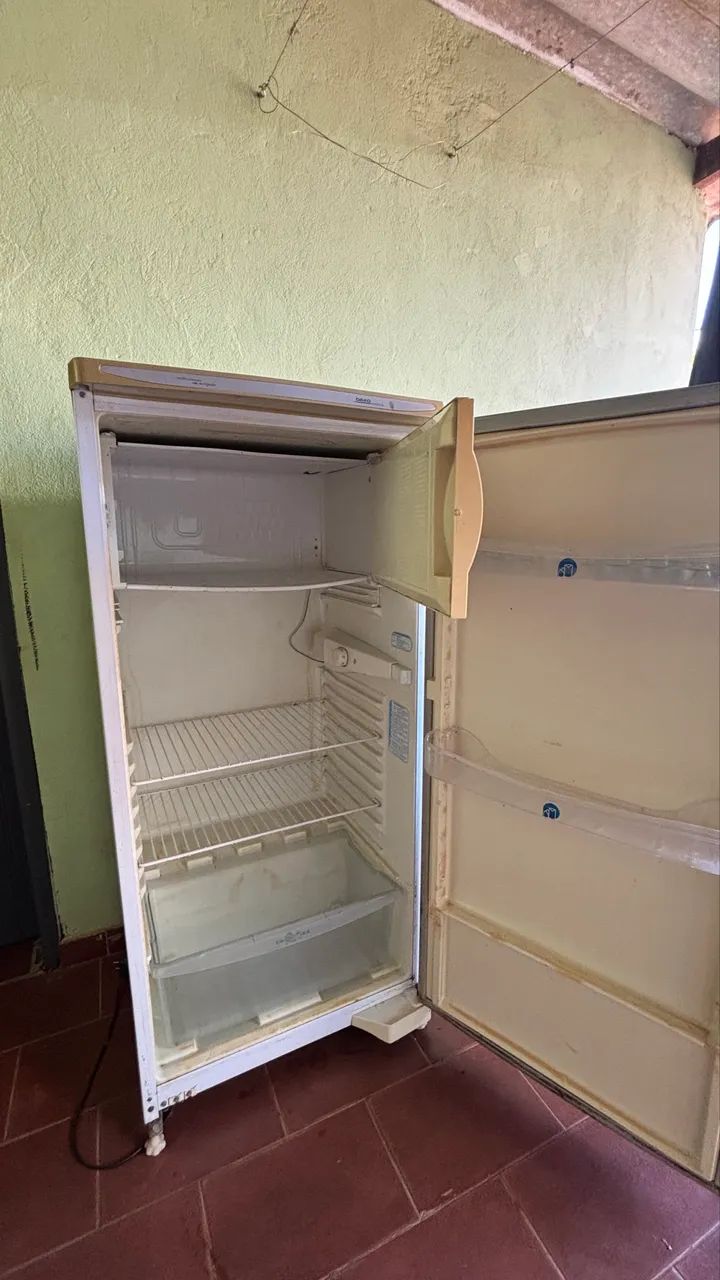 Vende-se geladeira 110v usada 