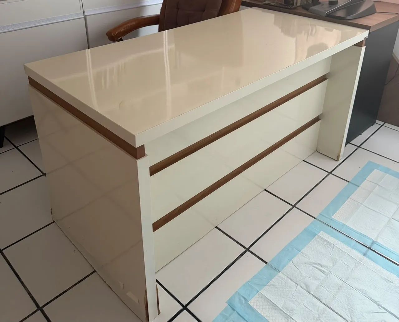 Mesa para escritório, semi nova.