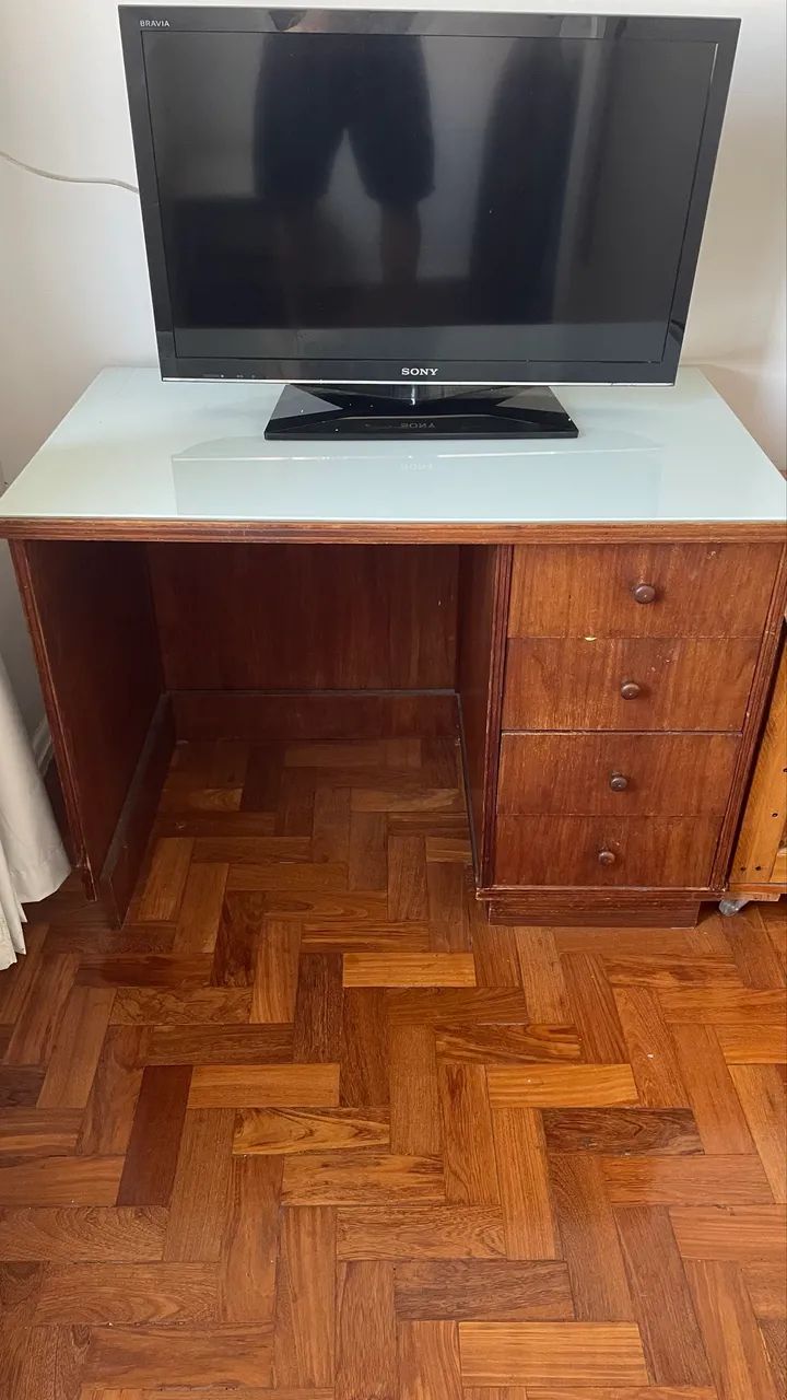 Escrivaninha em madeira 