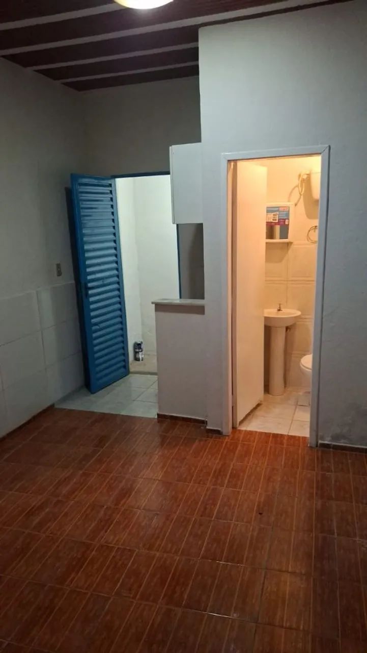 Apto tipo kitnet com quarto, cozinha, banheiro com box, pequena área de tanque - Foto 4