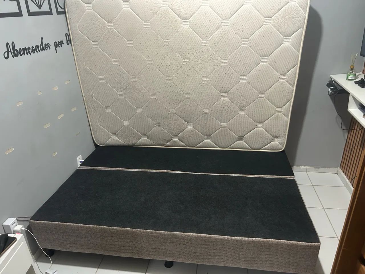 Cama de box de casal.