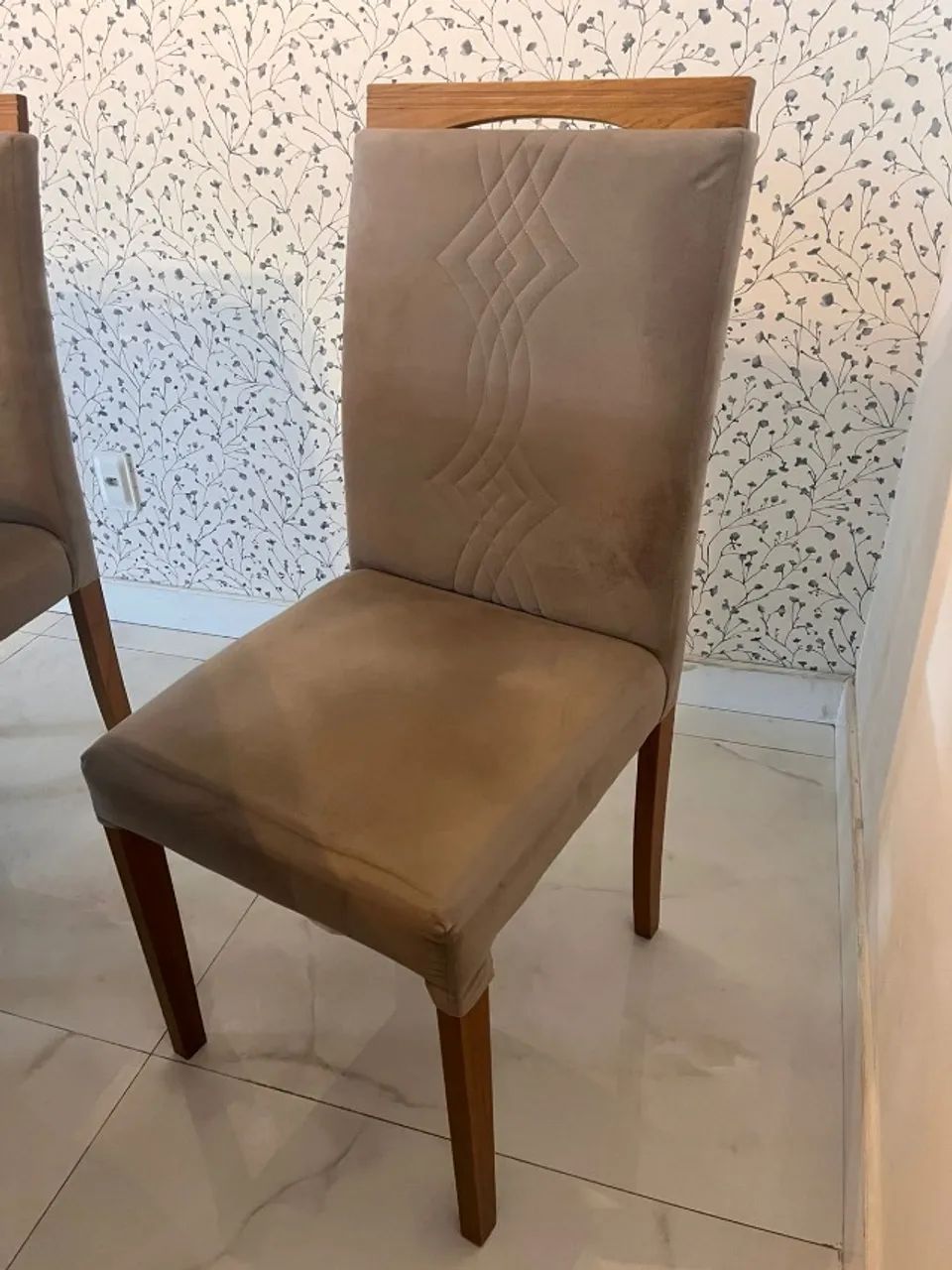 Mesa de jantar com 6 cadeiras em veludo e tampo de vidro  - Foto 4