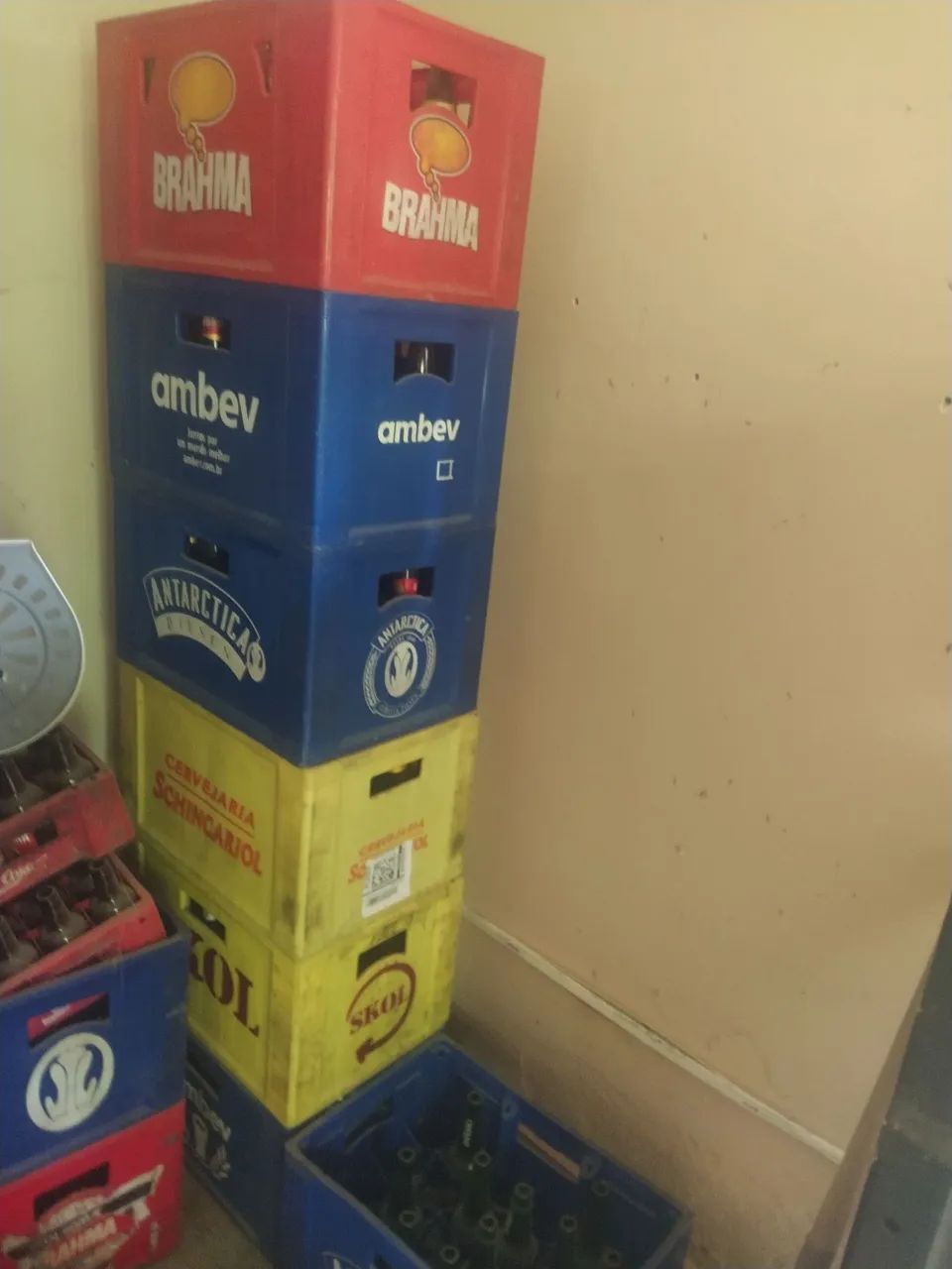 Caixas com vasilhame livrinho e 600 ml da ambev - Foto 2