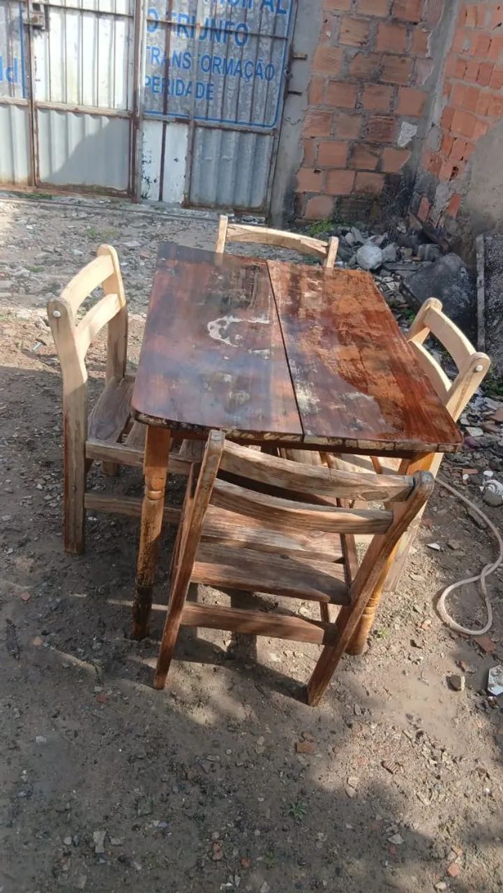 Mesa de madeira rústica + 4 cadeiras 