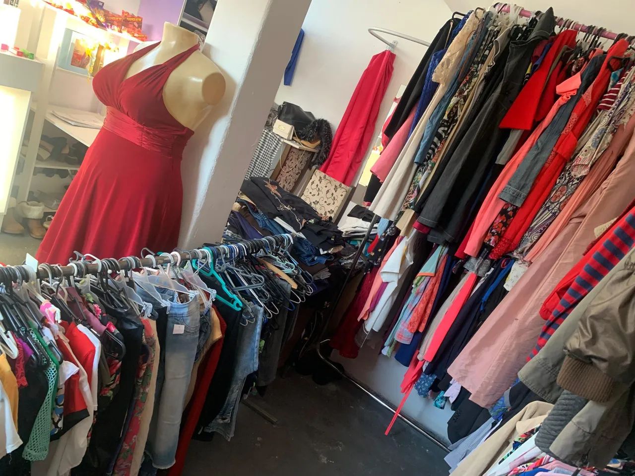 Vende-se esse brecho completo e maquiagens  - Foto 3