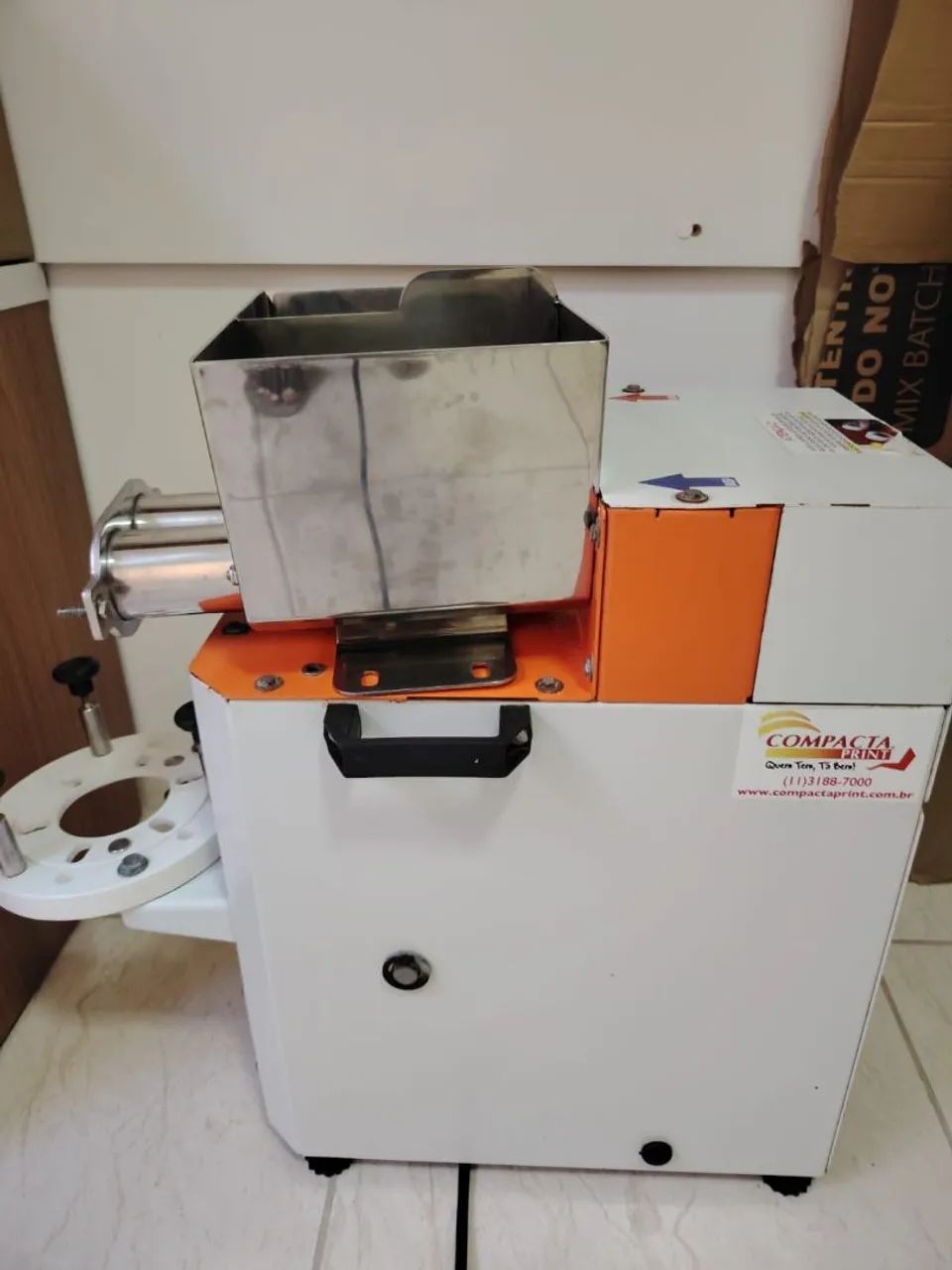 Compacta print laranja 