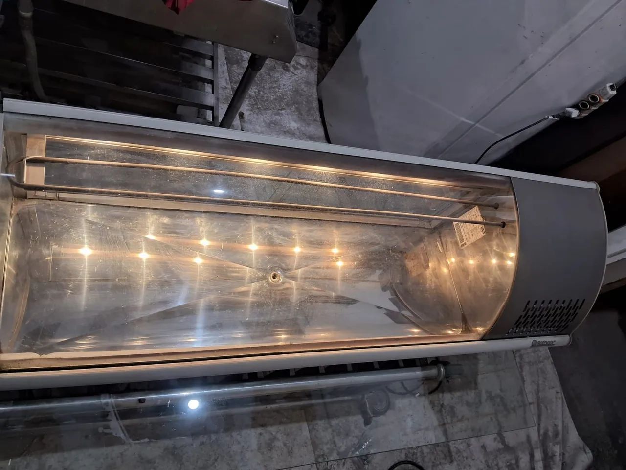 Vitrine refrigerada bem iluminada e aço inox - Foto 4