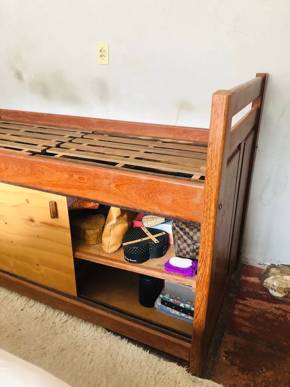 Cama de solteiro com armário embutido 