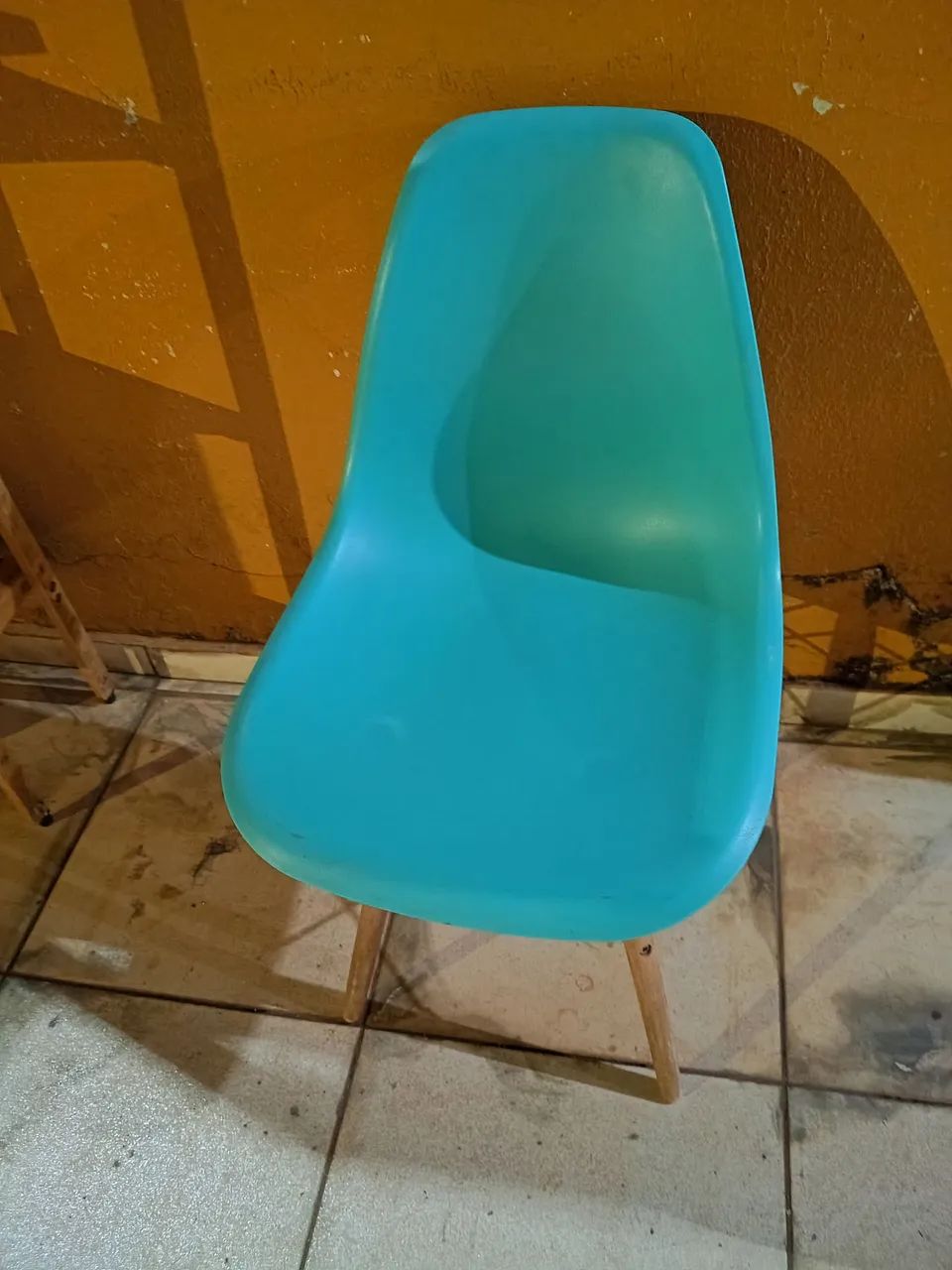 Cadeira Eames Eiffel Pés de madeira Linda, boa e barata - Foto 5
