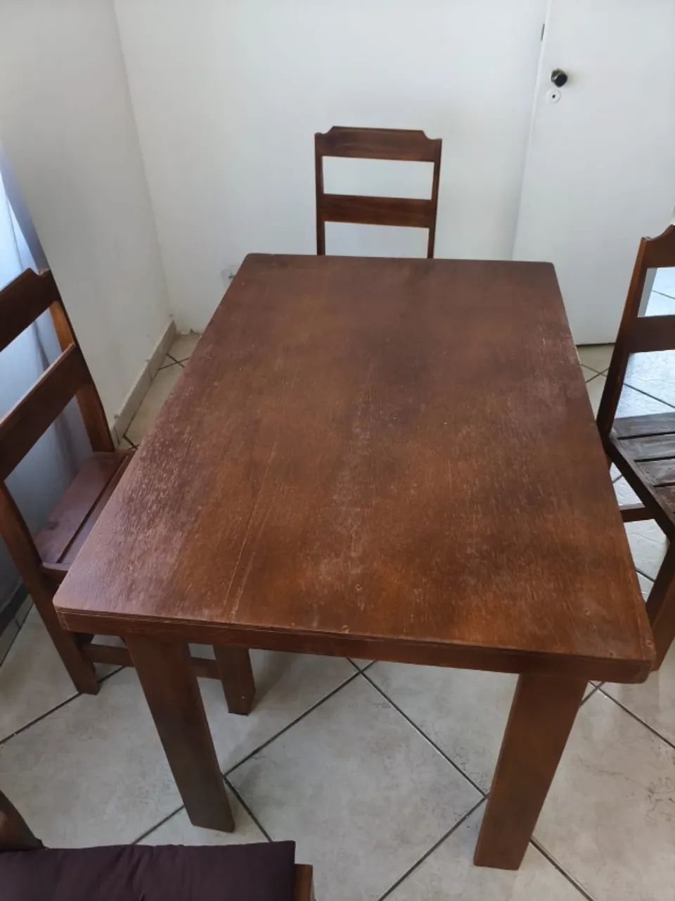 Conjunto Mesa e 4 Cadeiras de Madeira - Foto 2