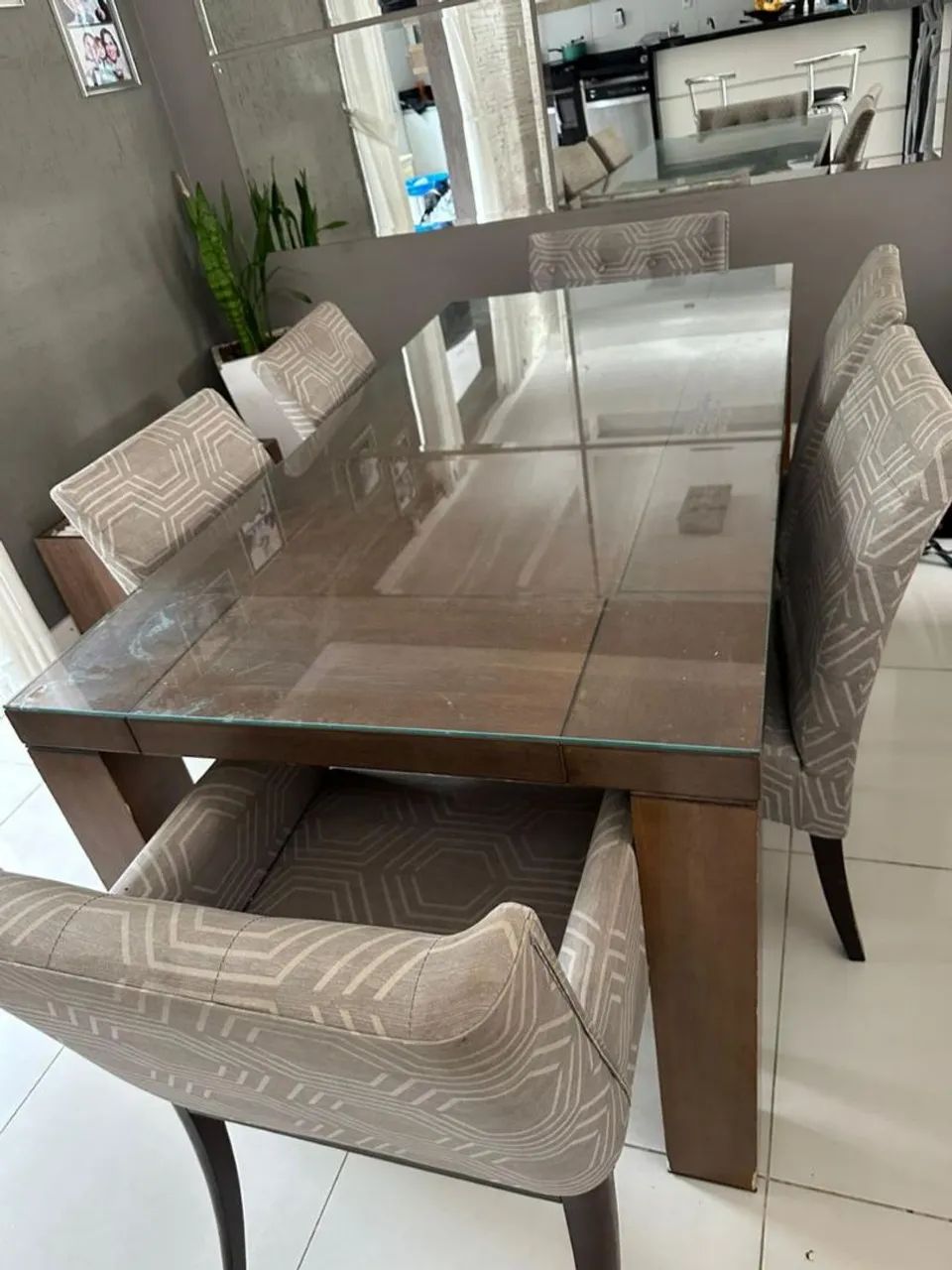 Mesa elegante com cadeiras - Foto 2