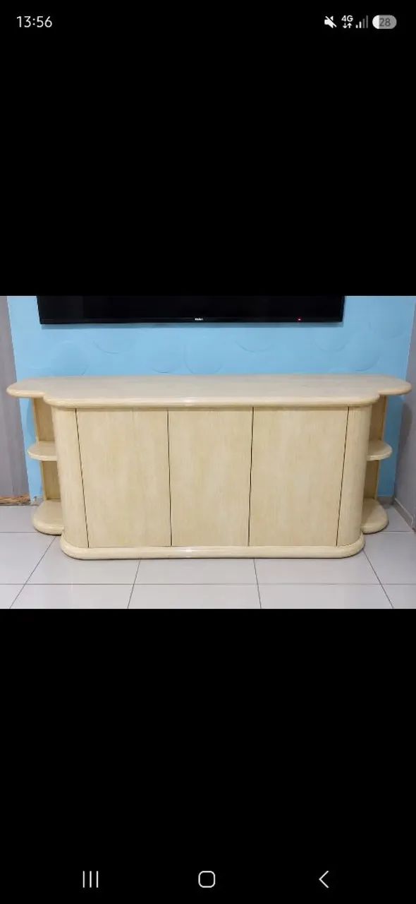 Buffet de madeira de verdade.