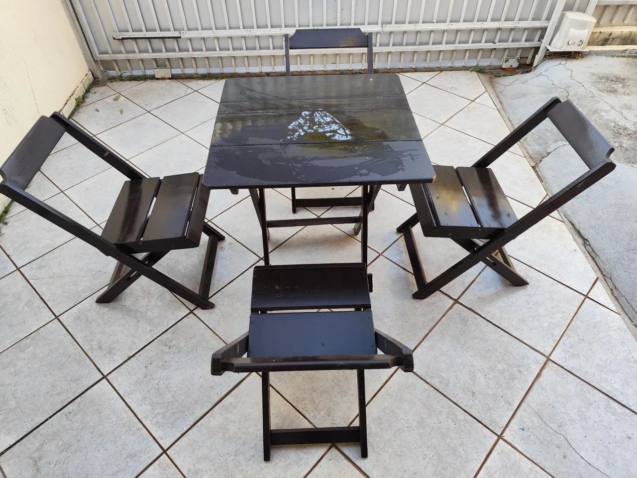 Mesa e 4 cadeiras de madeira