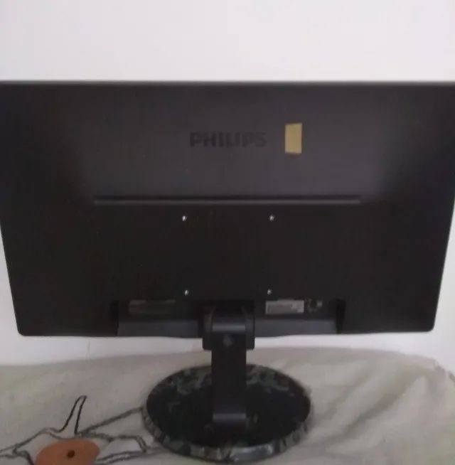 Monitor 24 Polegadas Phillips _ usado _ com pequeno defeito! R$ 180,00 - Foto 5