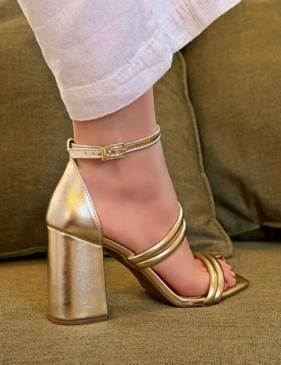 Sandália dourada chic