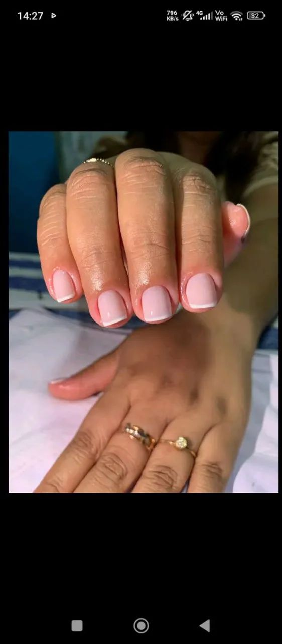 Procedimento de manicure e pedicure e alongamento+ SPA dos pés 