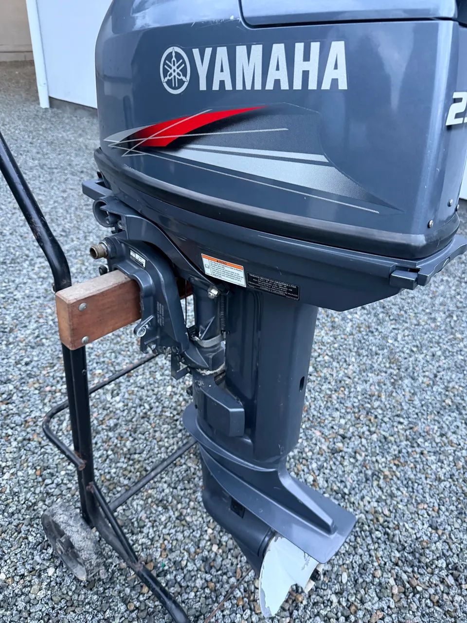 Motor Yamaha 25 HP com comando de distância e partida  elétrica ano 2012