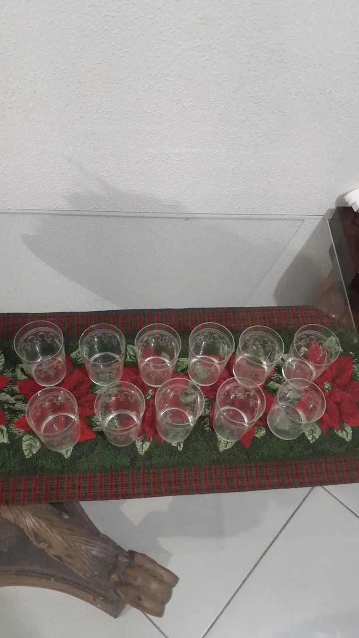 Antigos copos de água e suco em vidro