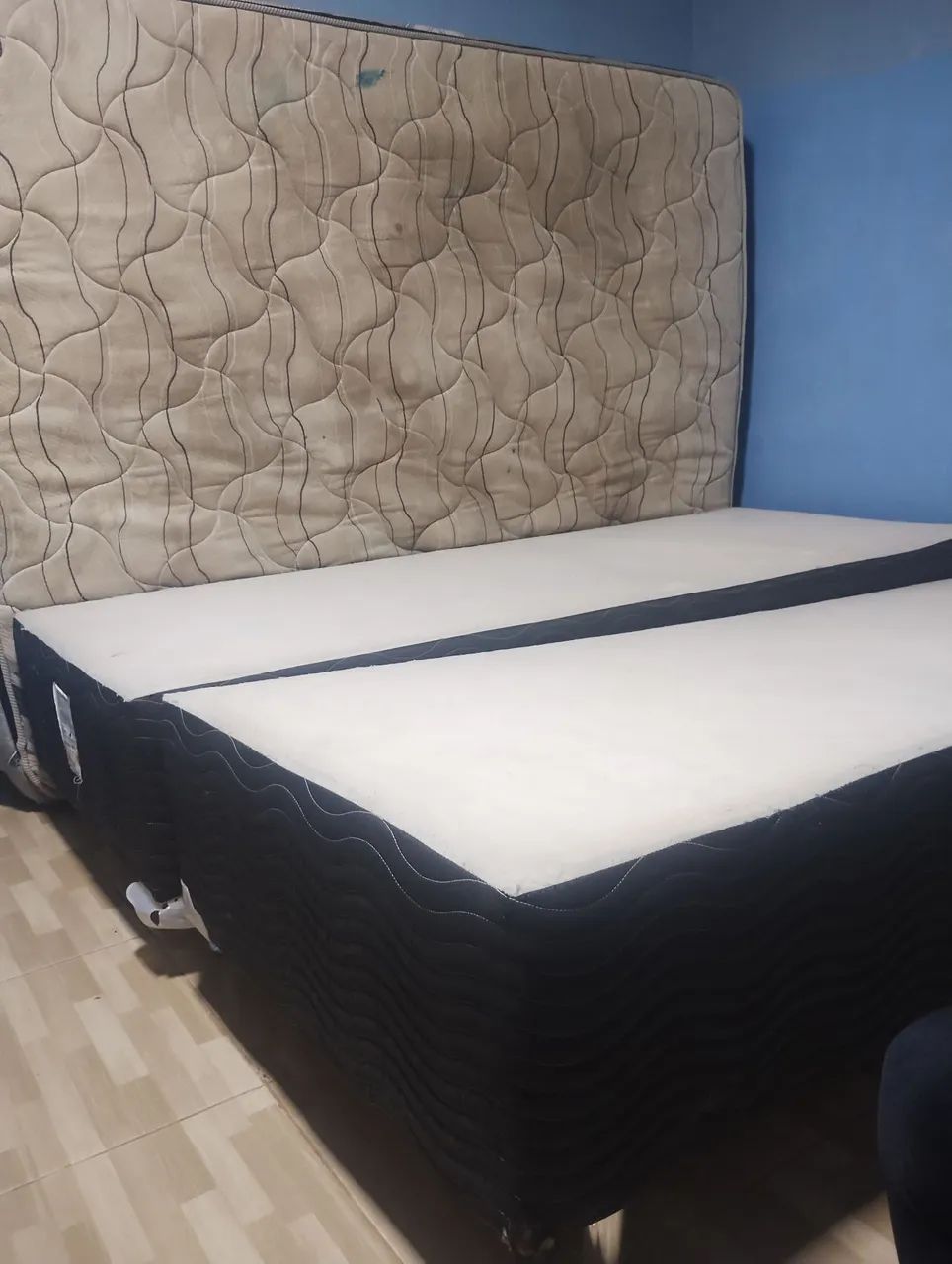 Vendo base de cama king com colchão  - Foto 3