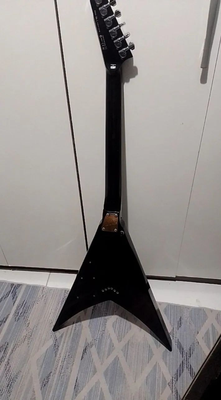 Guitarra LTD V-50 com DiMarzio  - Foto 4